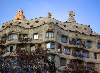 La “cava” delle meraviglie architettoniche di Antoni Gaudi casa milà, Barcellona (di Antoni Gaudì)